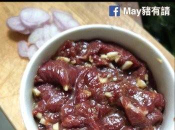 step1: 牛肉切片放<span class="group_2">醃料</span>醃約10分鐘。乾葱切絲。