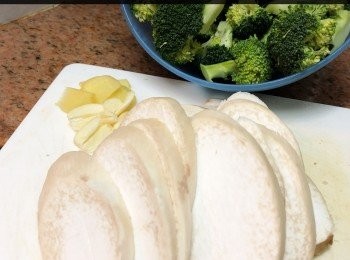 step1: 西蘭花去莖，花切成適當大小，用鹽水浸泡洗淨。杏鮑菇用濕廚房紙抹淨，斜切成半厘米厚片。蒜頭拍扁。<span class="group_2">醬汁</span>拌匀備用。