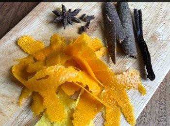 step1: 橙和檸檬洗淨，刨皮留用。只取最外層的果皮，白色的部分不要。橙榨汁隔核留用。香草條從中間用刀剖開。