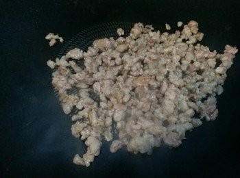 step2: 肉碎加少許油撈好，落鑊炒至六乘熟加少許酒， 兜勻循上碟備用