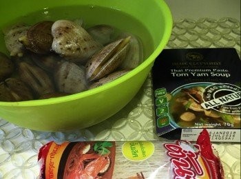 step1: 材料:
大蜆 1斤
泰國粉絲 1包(可用普通粉絲代替)
冬蔭功醬 1包(首選藍大象)
冬蔭功香料 1包(內有香茅、南薑、紅辣椒及檸檬葉)
椰青水 1杯(可用青雞湯代替)
魚露 1湯匙
青檸汁 1湯匙
椰糖 1茶匙(可用黃糖或白糖代替) 金不換 3-4顆