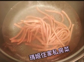 step4: ～車厘茄洗乾淨備用👉🏻火腿切絲備用
～煲一煲小滾水👉🏻落火腿絲灼熟👉🏻盛起備用