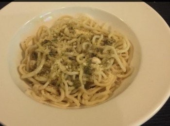 step7: 加少許橄欖油，蒜茸，羅勒醬和巴馬芝士，再撒一點芫茜或香草上去便成。

附註：
如果你不喜歡芝士乳酪，不妨試下番茄肉醬、肉丸醬，歐芹蒜香，蘑菇醬等等，另有一番風。



想知道我更多食譜，可去我Facebook 專頁。
https://m.facebook.com/carlineki/