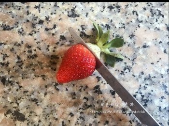 step1: 士多啤梨洗淨，然後用小刀切去頂部。