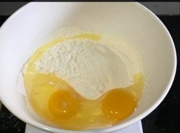 step1: 麵粉過篩，加入雞蛋，冷水，攪拌均勻
