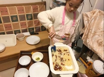 step5: 再加入已炒好的臘腸及冬菇入飯中，再加埋蛋一起炒