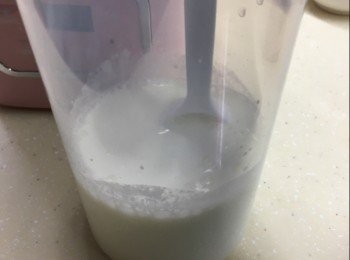 step2: 將檸檬汁加入牛奶並徹底攪勻