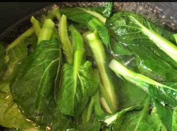 step3: 煮滾一鍋水，放少許糖和油。菜心苗洗淨後放入沸水中灼熟，撈起瀝乾。