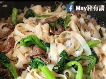 step5: 放入菜心苗炒匀，牛肉開始變色立即加入河粉。最後加入<span class="group_3">醬汁</span>兜匀即成。