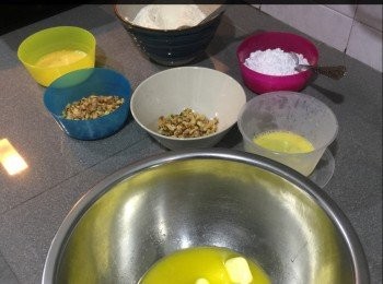 step1: 1)   準備好<span class="group_1">材料</span>
2）牛油放軟身
3）合桃焗150度 10-15分鐘