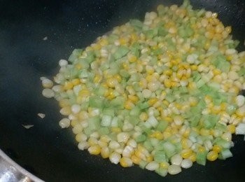 step3: 爆香蒜粒加入粟米及菜梗同炒