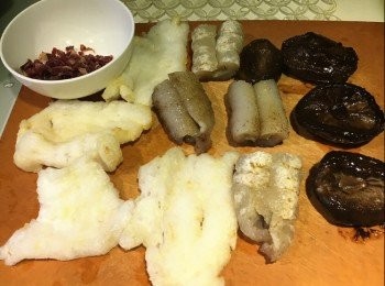 step1: 材料：
已發海參 2條
海中蝦 1斤
沙爆魚肚 2両(已浸發）
已處理冬菇 4隻
蛋白 1隻
黃糖 1/4茶匙
清雞湯 適量
海鹽 適量
生粉 適量
胡椒粉 少許
金華火腿 少許(切碎粒約2湯匙）
