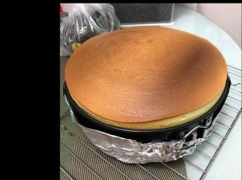 step8: 焗爐以150度預熱，爐內放一盆水，然後將溶液放入中層，以水浴法將蛋糕烤焗， 150度焗20分鐘，然後130度焗40分鐘，期間需要密切留意蛋糕面會否爆開