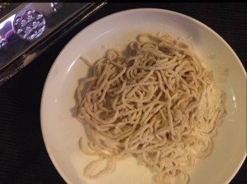 step5: 蒜茸用少許油爆香備用。

熱鍋待水滾後，加入少許油和鹽將麵條放入內煮10-12分鐘直至麵條熟。但不可煮太爛。