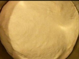 step2: 將酵母倒入麵粉中，加入橄欖油混合均匀，直至粘稠的麵糰形狀。然後置於碗內放入雪櫃內約30分鐘或以上，直到麵糰漲大為止。使用前將麵糰分為2個麵糰球備用。