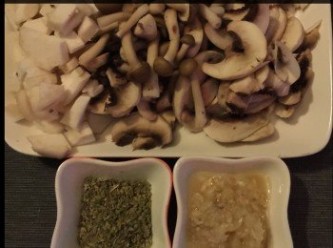 step3: 餡料：
1 盒什菌菇。
1 湯匙蒜茸。
2-3 湯匙新鮮羅勒葉，切碎備用。
少許鹽，胡椒粉和橄欖油。