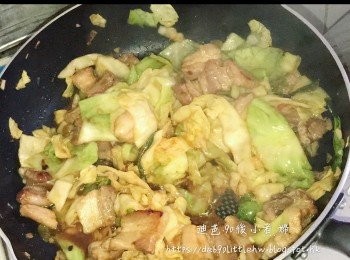 step6: 中火再加入椰菜爆炒，再加入醬料炒熟便完成。