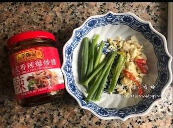 step3: 蒜頭、蔥段和辣椒切好，備用。