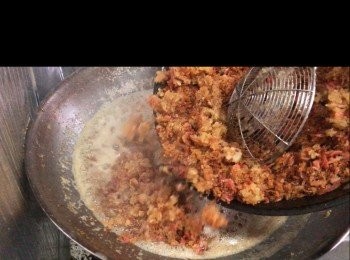 step4: 所有<span class="group_1">食材</span>全部炸好，再回鑊轉小火炸15分鐘。