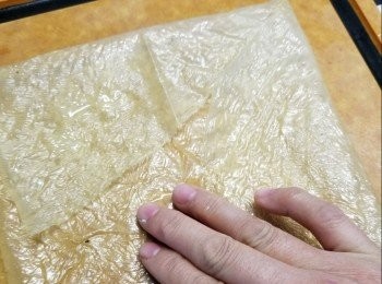 step3: 再將腐皮摺到與紫菜大細尺寸，頂部預留多約3cm留佢包起時埋尾用，再用水抹一抹整塊腐皮，作用是令到腐皮濕潤容易包