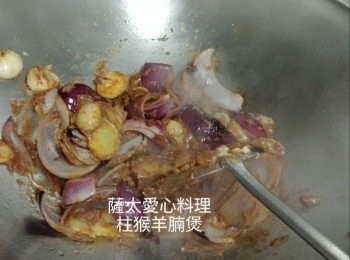 step6: 熱油鑊爆香薑，乾蔥,蒜頭,洋蔥,柱猴醬,腐乳,下米洒炒香,