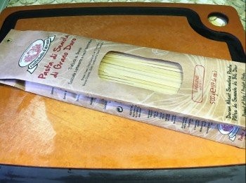 step2: 煲滾水，加入少許海鹽及橄欖油，放下意粉大火煮約9分鐘後盛起，瀝乾水份，用橄欖油拌勻，待用。