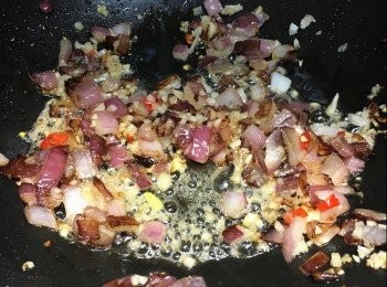 step4: 燒紅鑊中大火，下橄欖油，無鹽牛油，炒香洋蔥 、乾蔥茸、蒜茸及紅辣椒碎。
