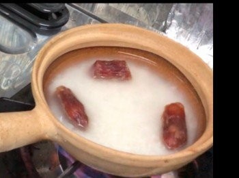 step1: 一量杯米，米1比0·8水
凍水落臘腸