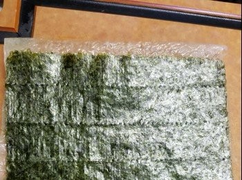 step4: 將紫菜放上腐皮上