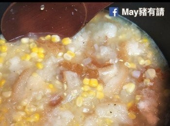 step4: 加入撕碎麵包，煮至麵包完全軟腍。