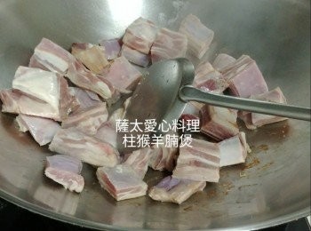 step1: 羊腩解凍,乾鑊下羊腩。