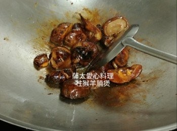 step5: 冬菇浸軟去腳,下油鑊慢火炒至有金黄色,再下沙糖,豉油炒香。剩起備用。