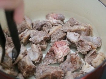 step5: 大火熱鍋, 落油2湯匙, 將牛肋條煎至兩邊金黃