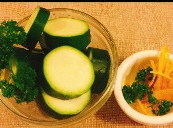 step1: <span class="group_1">食材</span>：
2-3湯匙芫茜切碎
蒜蓉3大匙切碎
3片白魚柳
2-3湯匙檸檬汁
1茶匙檸檬皮切絲
一小撮鹽和胡椒粉
5-6湯匙牛油
2湯匙糖

另：1 條節瓜切片和少許節瓜和小紅蘿蔔作點綴