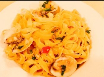 step4: 將蜆、加入檸檬汁，白酒，黑胡椒，紅辣椒，新鲜歐芹和羅馬諾芝士便成。



想知道我更多食譜，可去我Facebook 專頁。
https://m.facebook.com/carlineki/