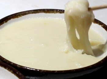 step5: 材料、做法都很樸實不花俏。簡單又美味可口, 軟糯q彈。
趁熱食用, 熱乎乎的, 風味更好。
儘管放在室溫十小時, 口感仍然很好。