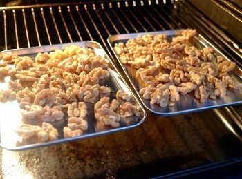 step2: 預熱焗爐150度。將合桃放在焗盤上，放入焗爐150度烘15分鐘。