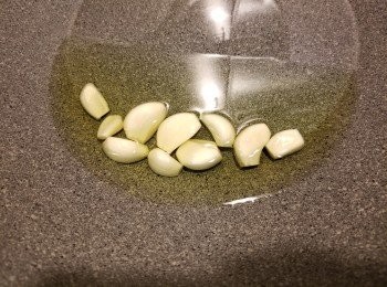 step1: 蒜頭10粒用凍油慢火炸至金黃待用