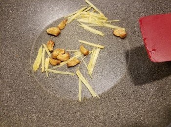 step7: 用少許油起鑊先爆香炸蒜肉及薑絲