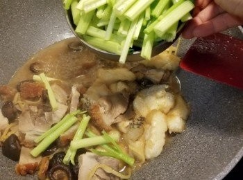 step11: 再加入中國芹菜蒜炒約2分鐘