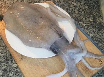 step1: 這隻大軟絲有1.6公斤重，取其身體的一半做白灼，就有一大盤了！
處理軟絲時先煮滾一鍋水。
用剪刀將軟絲剪開後，把內臟取出，清洗乾淨即可。