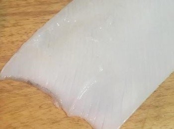 step3: 軟絲切花，切裡邊的那面，先規律的斜切，