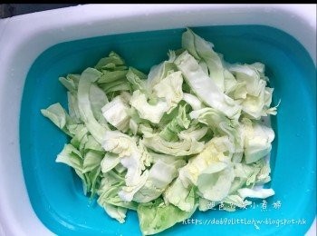 step2: 小椰菜切片洗淨，瀝乾水備用。
