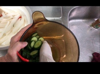 step3: 用少許鹽醃青瓜蘿蔔等20分鐘。