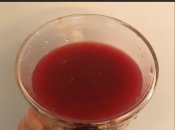 step3: 將果汁加入奇亞籽就飲得啦！