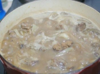 step9: 煮滾後用細火煮2小時, 由於落了面粉會較易痴底, 所以每20分鐘左右就攬拌一下