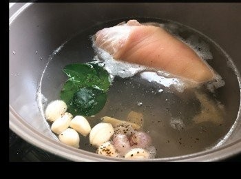 step1: 薑、蒜、蔥頭、黑椒、白胡椒粉、檸檬葉，白醋煮1小時。