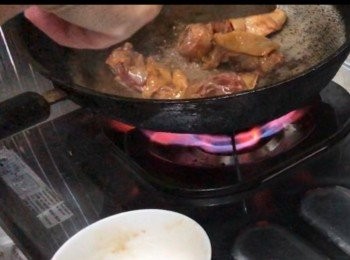 step3: 2片薑爆雞肶，落玫瑰露酒，50ml上湯焗一分鐘

。