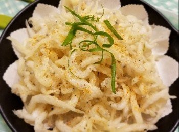 step1: 先洗淨吸乾水份均勻撲上生粉中火炸至硬身，可大火20mins快炸，就卜卜脆 均勻曬上七味粉 在家也能做到!😋😋