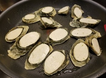 step8: 灘凍後取出，用刀將素雞卷鈄切成片，用平底鑊燒熱油用中火將雞卷兩邊煎到金黃即可